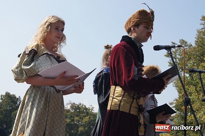 Zdjęcie w galerii na portalu naszraciborz.pl: Narodowe Czytanie z RCK na skwerze Pieczki wiadomości z regionu