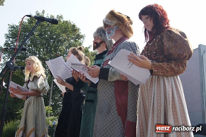 Zdjęcie w galerii na portalu naszraciborz.pl: Narodowe Czytanie z RCK na skwerze Pieczki wiadomości z regionu