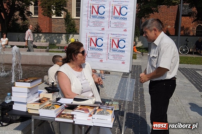 Zdjęcie w galerii na portalu naszraciborz.pl: Narodowe Czytanie z RCK na skwerze Pieczki wiadomości z regionu