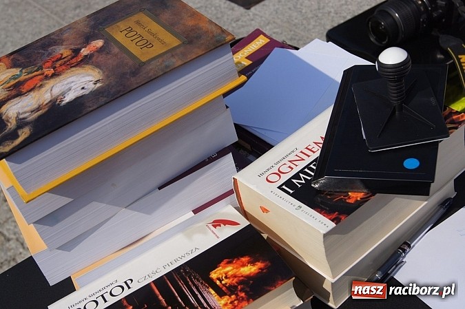 Zdjęcie w galerii na portalu naszraciborz.pl: Narodowe Czytanie z RCK na skwerze Pieczki wiadomości z regionu