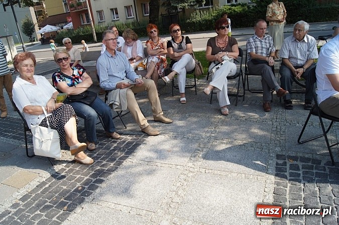 Zdjęcie w galerii na portalu naszraciborz.pl: Narodowe Czytanie z RCK na skwerze Pieczki wiadomości z regionu