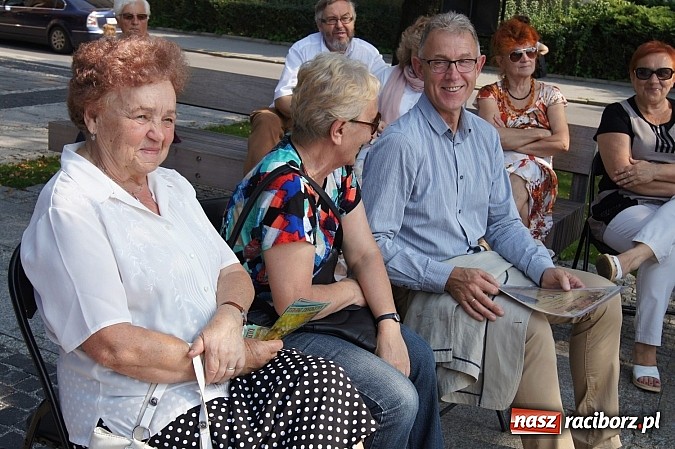 Zdjęcie w galerii na portalu naszraciborz.pl: Narodowe Czytanie z RCK na skwerze Pieczki wiadomości z regionu