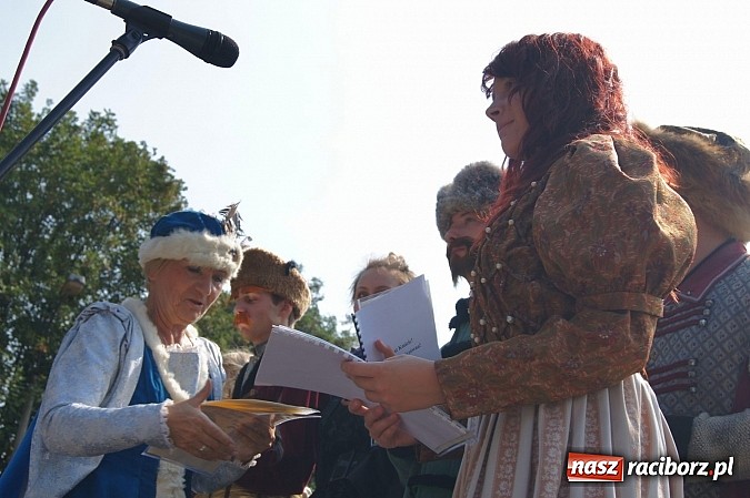 Zdjęcie w galerii na portalu naszraciborz.pl: Narodowe Czytanie z RCK na skwerze Pieczki wiadomości z regionu