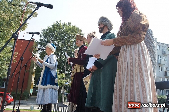 Zdjęcie w galerii na portalu naszraciborz.pl: Narodowe Czytanie z RCK na skwerze Pieczki wiadomości z regionu