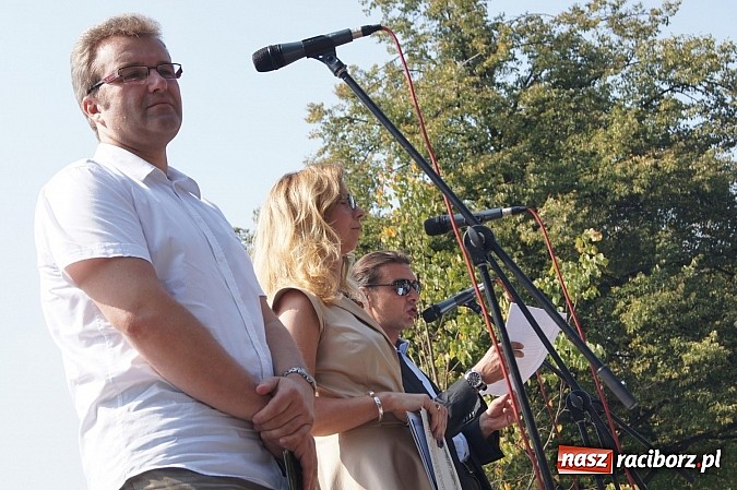Zdjęcie w galerii na portalu naszraciborz.pl: Narodowe Czytanie z RCK na skwerze Pieczki wiadomości z regionu
