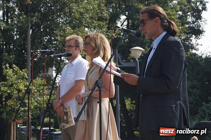 Zdjęcie w galerii na portalu naszraciborz.pl: Narodowe Czytanie z RCK na skwerze Pieczki wiadomości z regionu