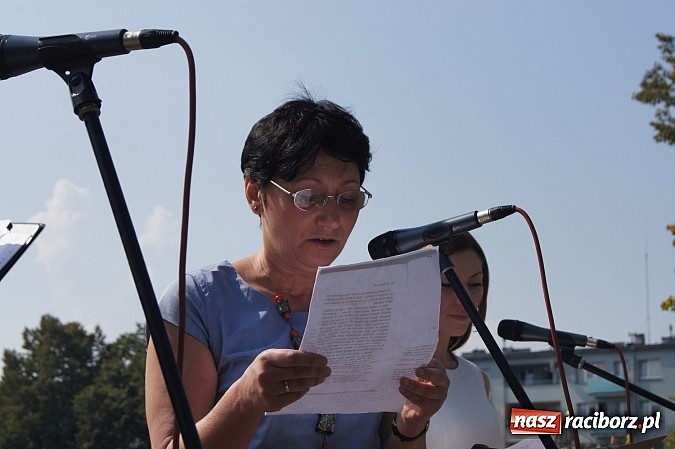 Zdjęcie w galerii na portalu naszraciborz.pl: Narodowe Czytanie z RCK na skwerze Pieczki wiadomości z regionu
