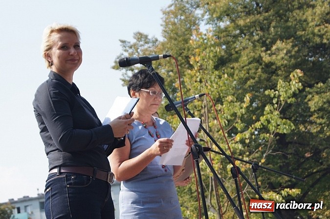 Zdjęcie w galerii na portalu naszraciborz.pl: Narodowe Czytanie z RCK na skwerze Pieczki wiadomości z regionu