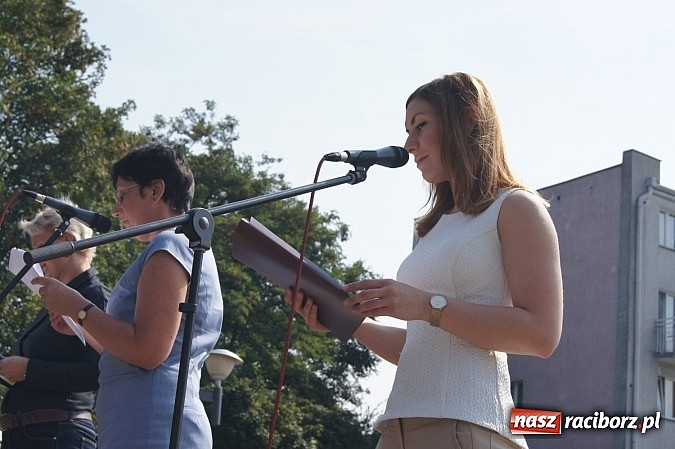Zdjęcie w galerii na portalu naszraciborz.pl: Narodowe Czytanie z RCK na skwerze Pieczki wiadomości z regionu