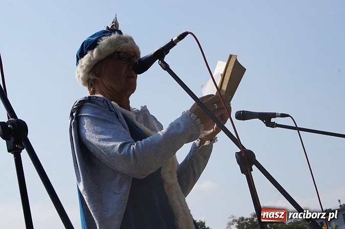 Zdjęcie w galerii na portalu naszraciborz.pl: Narodowe Czytanie z RCK na skwerze Pieczki wiadomości z regionu