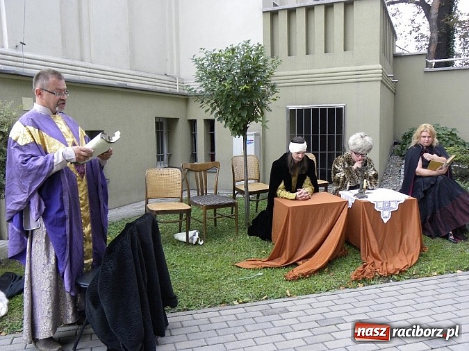 Zdjęcie w galerii na portalu naszraciborz.pl: Ociec, czytać? Czytać! czyli Narodowe Czytanie w Bibliotece!  wiadomości z regionu