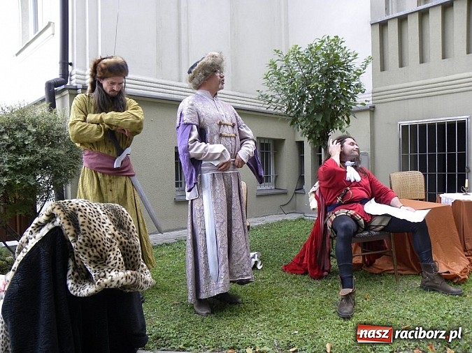 Zdjęcie w galerii na portalu naszraciborz.pl: Ociec, czytać? Czytać! czyli Narodowe Czytanie w Bibliotece!  wiadomości z regionu