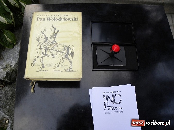 Zdjęcie w galerii na portalu naszraciborz.pl: Ociec, czytać? Czytać! czyli Narodowe Czytanie w Bibliotece!  wiadomości z regionu