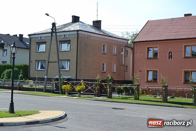 Zdjęcie w galerii na portalu naszraciborz.pl: Tworków pięknie ustrojony na dożynki wiadomości z regionu