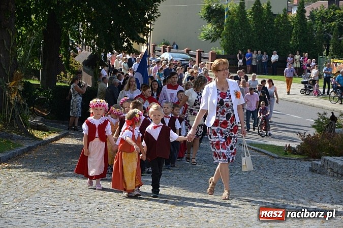 Zdjęcie w galerii na portalu naszraciborz.pl: Tworków pięknie ustrojony na dożynki wiadomości z regionu