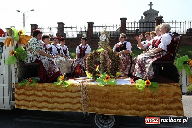 Zdjęcie w galerii na portalu naszraciborz.pl: Potężny korowód dożynkowy w Lubomi! Zobacz jak się bawią nasi sąsiedzi wiadomości z regionu