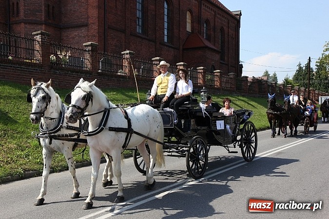 Zdjęcie w galerii na portalu naszraciborz.pl: Potężny korowód dożynkowy w Lubomi! Zobacz jak się bawią nasi sąsiedzi wiadomości z regionu