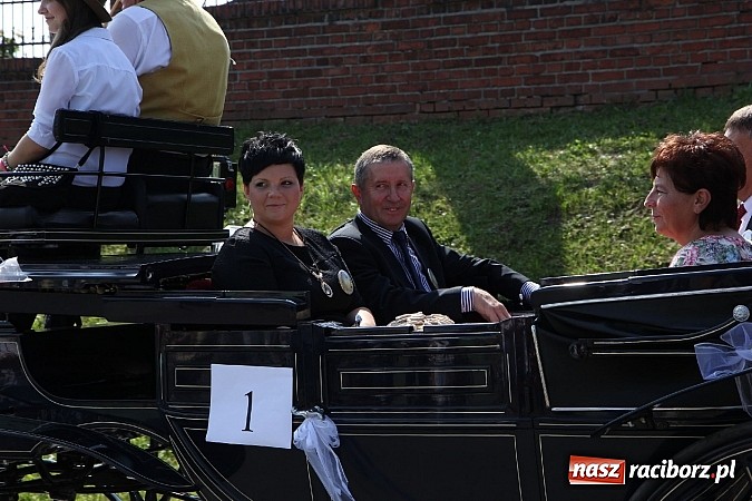 Zdjęcie w galerii na portalu naszraciborz.pl: Potężny korowód dożynkowy w Lubomi! Zobacz jak się bawią nasi sąsiedzi wiadomości z regionu