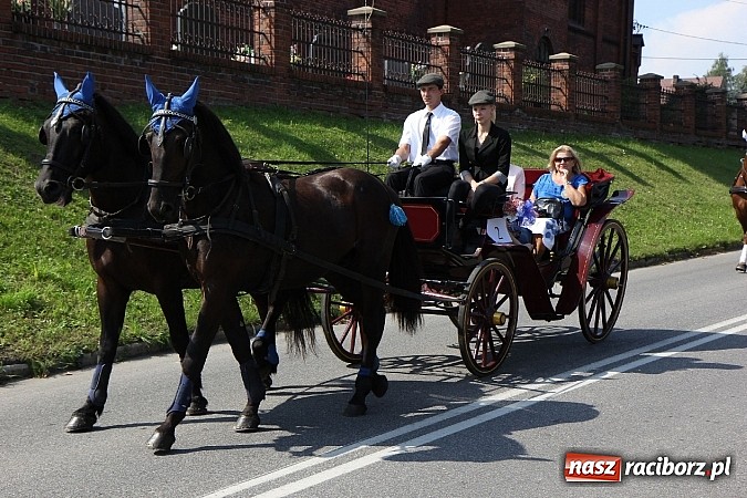 Zdjęcie w galerii na portalu naszraciborz.pl: Potężny korowód dożynkowy w Lubomi! Zobacz jak się bawią nasi sąsiedzi wiadomości z regionu