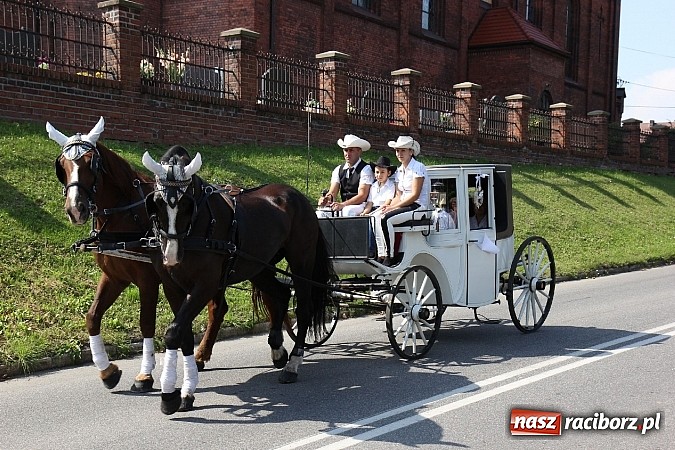 Zdjęcie w galerii na portalu naszraciborz.pl: Potężny korowód dożynkowy w Lubomi! Zobacz jak się bawią nasi sąsiedzi wiadomości z regionu
