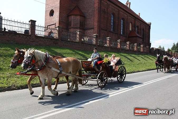 Zdjęcie w galerii na portalu naszraciborz.pl: Potężny korowód dożynkowy w Lubomi! Zobacz jak się bawią nasi sąsiedzi wiadomości z regionu