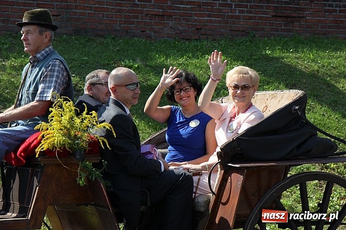 Zdjęcie w galerii na portalu naszraciborz.pl: Potężny korowód dożynkowy w Lubomi! Zobacz jak się bawią nasi sąsiedzi wiadomości z regionu