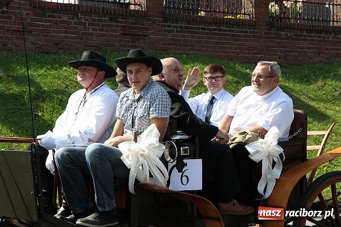 Zdjęcie w galerii na portalu naszraciborz.pl: Potężny korowód dożynkowy w Lubomi! Zobacz jak się bawią nasi sąsiedzi wiadomości z regionu