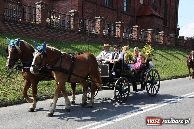 Zdjęcie w galerii na portalu naszraciborz.pl: Potężny korowód dożynkowy w Lubomi! Zobacz jak się bawią nasi sąsiedzi wiadomości z regionu