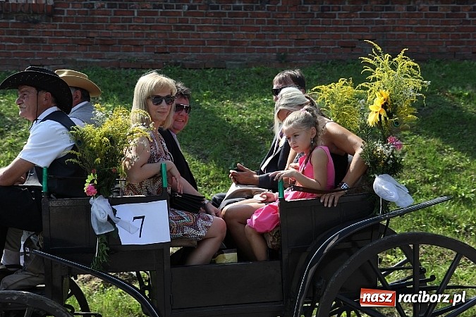 Zdjęcie w galerii na portalu naszraciborz.pl: Potężny korowód dożynkowy w Lubomi! Zobacz jak się bawią nasi sąsiedzi wiadomości z regionu