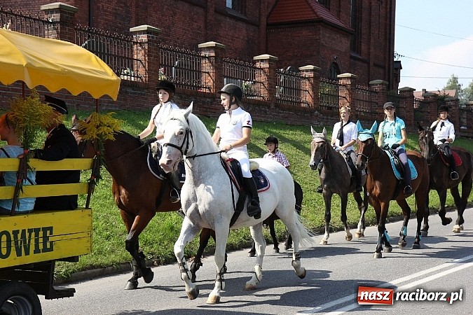 Zdjęcie w galerii na portalu naszraciborz.pl: Potężny korowód dożynkowy w Lubomi! Zobacz jak się bawią nasi sąsiedzi wiadomości z regionu