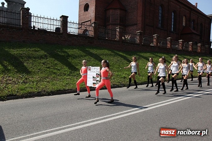 Zdjęcie w galerii na portalu naszraciborz.pl: Potężny korowód dożynkowy w Lubomi! Zobacz jak się bawią nasi sąsiedzi wiadomości z regionu