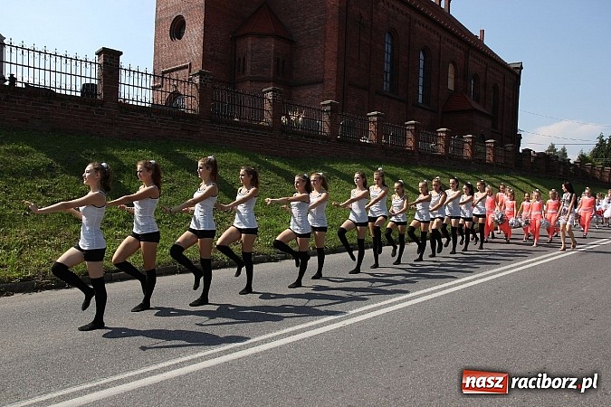 Zdjęcie w galerii na portalu naszraciborz.pl: Potężny korowód dożynkowy w Lubomi! Zobacz jak się bawią nasi sąsiedzi wiadomości z regionu