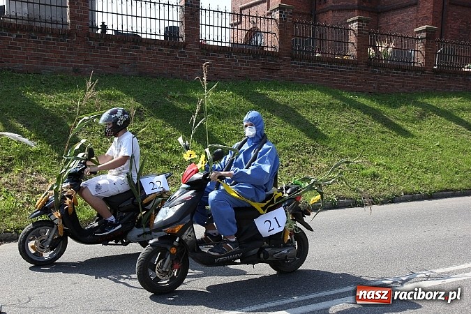 Zdjęcie w galerii na portalu naszraciborz.pl: Potężny korowód dożynkowy w Lubomi! Zobacz jak się bawią nasi sąsiedzi wiadomości z regionu