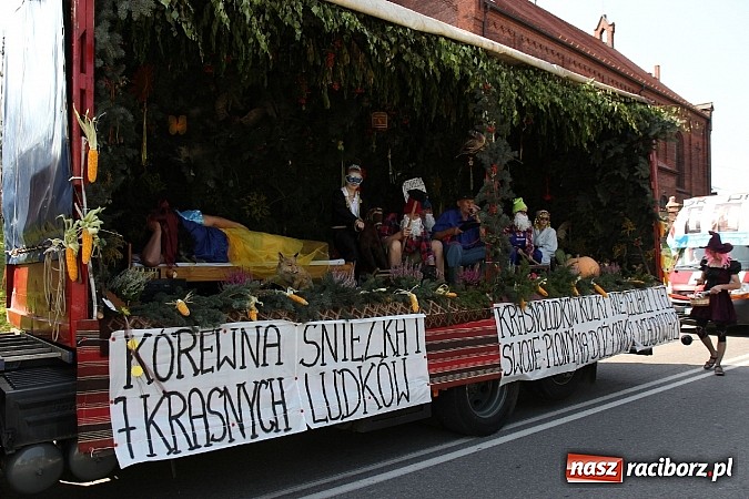 Zdjęcie w galerii na portalu naszraciborz.pl: Potężny korowód dożynkowy w Lubomi! Zobacz jak się bawią nasi sąsiedzi wiadomości z regionu