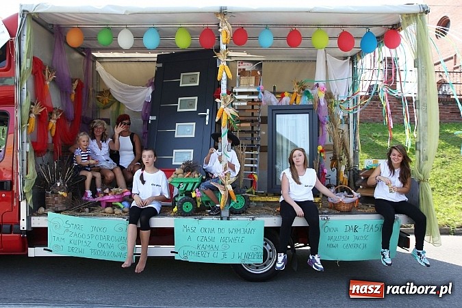 Zdjęcie w galerii na portalu naszraciborz.pl: Potężny korowód dożynkowy w Lubomi! Zobacz jak się bawią nasi sąsiedzi wiadomości z regionu