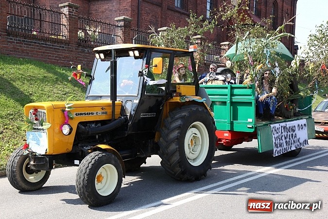 Zdjęcie w galerii na portalu naszraciborz.pl: Potężny korowód dożynkowy w Lubomi! Zobacz jak się bawią nasi sąsiedzi wiadomości z regionu