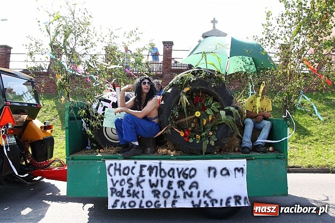 Zdjęcie w galerii na portalu naszraciborz.pl: Potężny korowód dożynkowy w Lubomi! Zobacz jak się bawią nasi sąsiedzi wiadomości z regionu