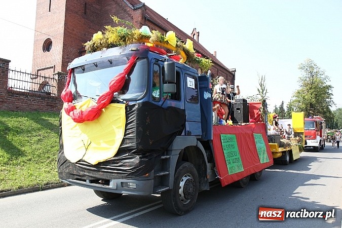 Zdjęcie w galerii na portalu naszraciborz.pl: Potężny korowód dożynkowy w Lubomi! Zobacz jak się bawią nasi sąsiedzi wiadomości z regionu