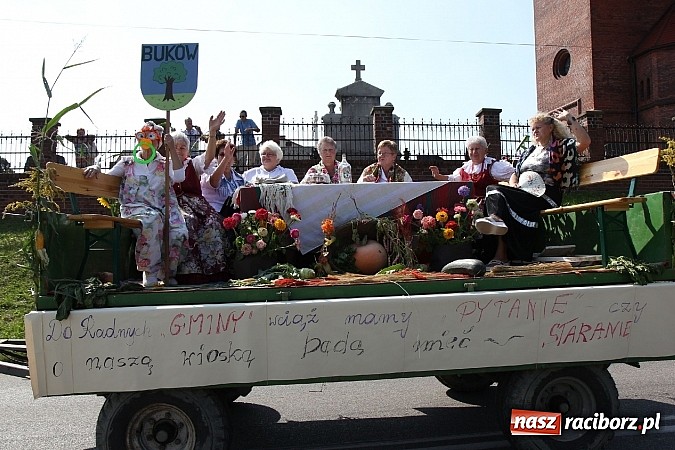 Zdjęcie w galerii na portalu naszraciborz.pl: Potężny korowód dożynkowy w Lubomi! Zobacz jak się bawią nasi sąsiedzi wiadomości z regionu