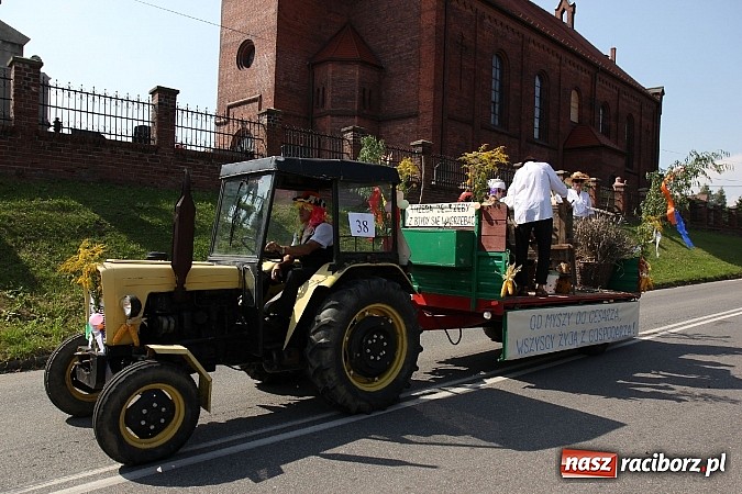 Zdjęcie w galerii na portalu naszraciborz.pl: Potężny korowód dożynkowy w Lubomi! Zobacz jak się bawią nasi sąsiedzi wiadomości z regionu