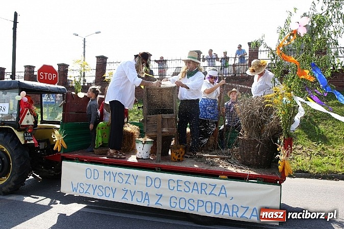 Zdjęcie w galerii na portalu naszraciborz.pl: Potężny korowód dożynkowy w Lubomi! Zobacz jak się bawią nasi sąsiedzi wiadomości z regionu