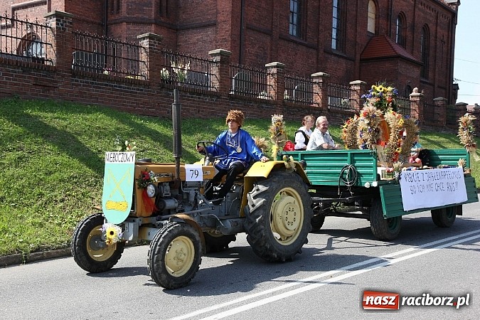 Zdjęcie w galerii na portalu naszraciborz.pl: Potężny korowód dożynkowy w Lubomi! Zobacz jak się bawią nasi sąsiedzi wiadomości z regionu