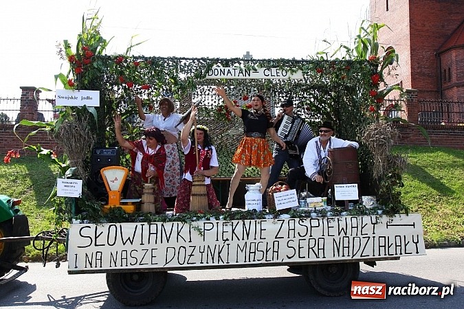 Zdjęcie w galerii na portalu naszraciborz.pl: Potężny korowód dożynkowy w Lubomi! Zobacz jak się bawią nasi sąsiedzi wiadomości z regionu