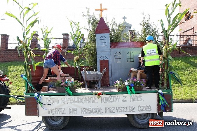 Zdjęcie w galerii na portalu naszraciborz.pl: Potężny korowód dożynkowy w Lubomi! Zobacz jak się bawią nasi sąsiedzi wiadomości z regionu