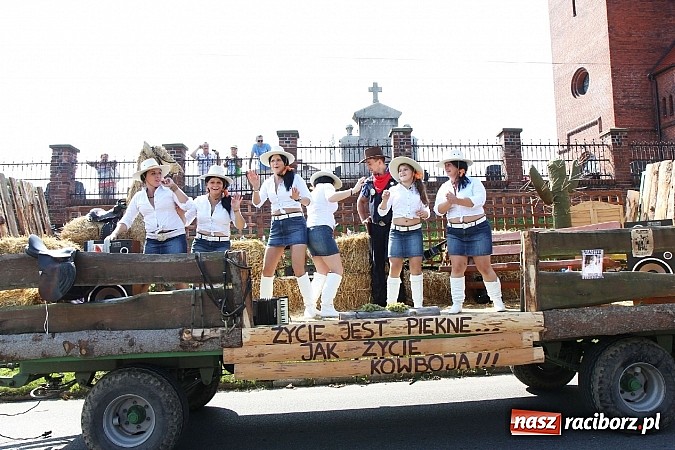 Zdjęcie w galerii na portalu naszraciborz.pl: Potężny korowód dożynkowy w Lubomi! Zobacz jak się bawią nasi sąsiedzi wiadomości z regionu