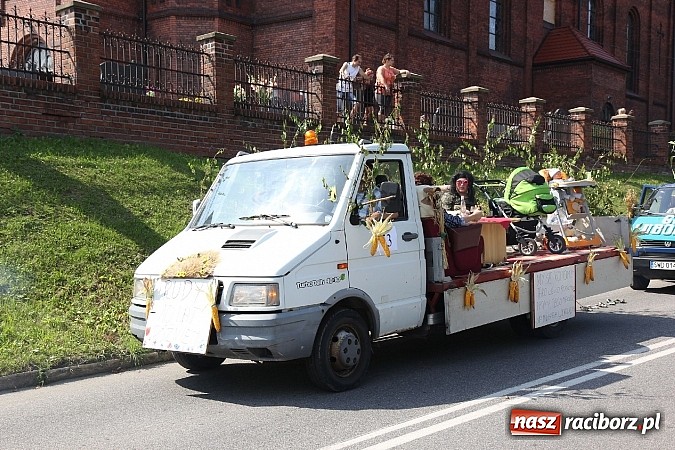 Zdjęcie w galerii na portalu naszraciborz.pl: Potężny korowód dożynkowy w Lubomi! Zobacz jak się bawią nasi sąsiedzi wiadomości z regionu