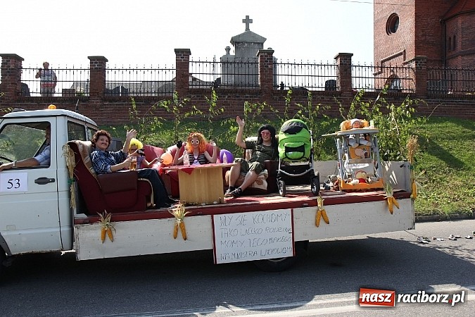 Zdjęcie w galerii na portalu naszraciborz.pl: Potężny korowód dożynkowy w Lubomi! Zobacz jak się bawią nasi sąsiedzi wiadomości z regionu