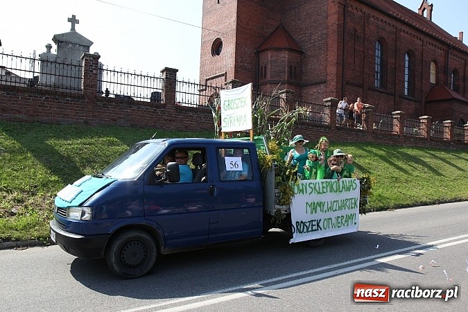 Zdjęcie w galerii na portalu naszraciborz.pl: Potężny korowód dożynkowy w Lubomi! Zobacz jak się bawią nasi sąsiedzi wiadomości z regionu