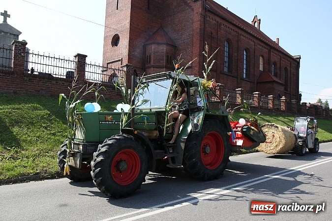 Zdjęcie w galerii na portalu naszraciborz.pl: Potężny korowód dożynkowy w Lubomi! Zobacz jak się bawią nasi sąsiedzi wiadomości z regionu