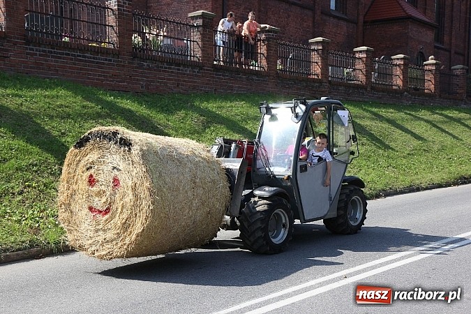 Zdjęcie w galerii na portalu naszraciborz.pl: Potężny korowód dożynkowy w Lubomi! Zobacz jak się bawią nasi sąsiedzi wiadomości z regionu
